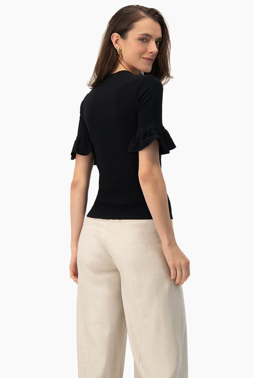 Blusa negra de manga corta con volantes