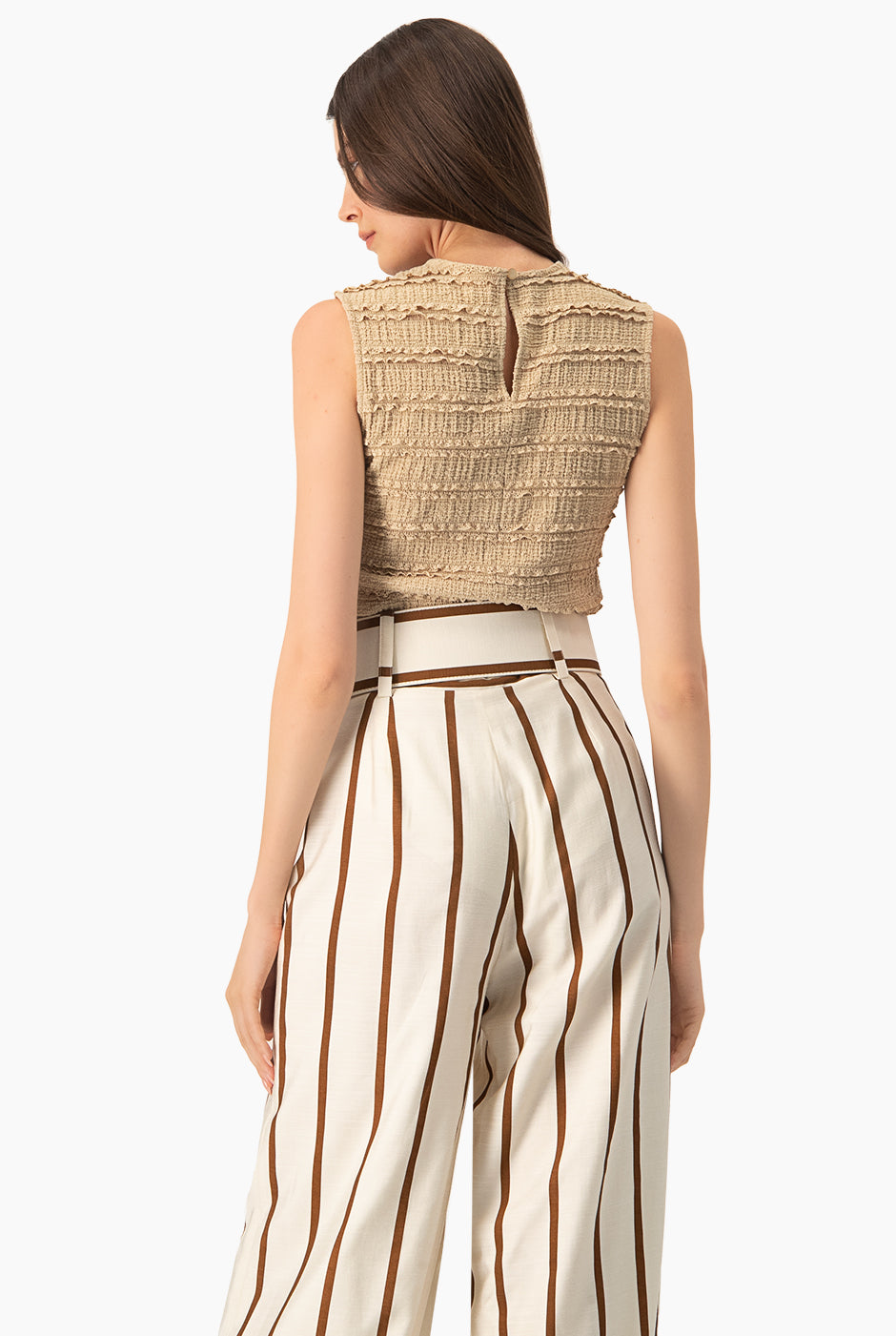 Blusa tejida sin mangas café claro con textura de líneas horizontales