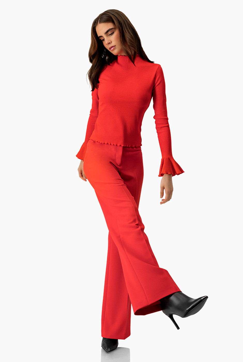 Blusa roja de cuello redondo con escarolas y mangas largas