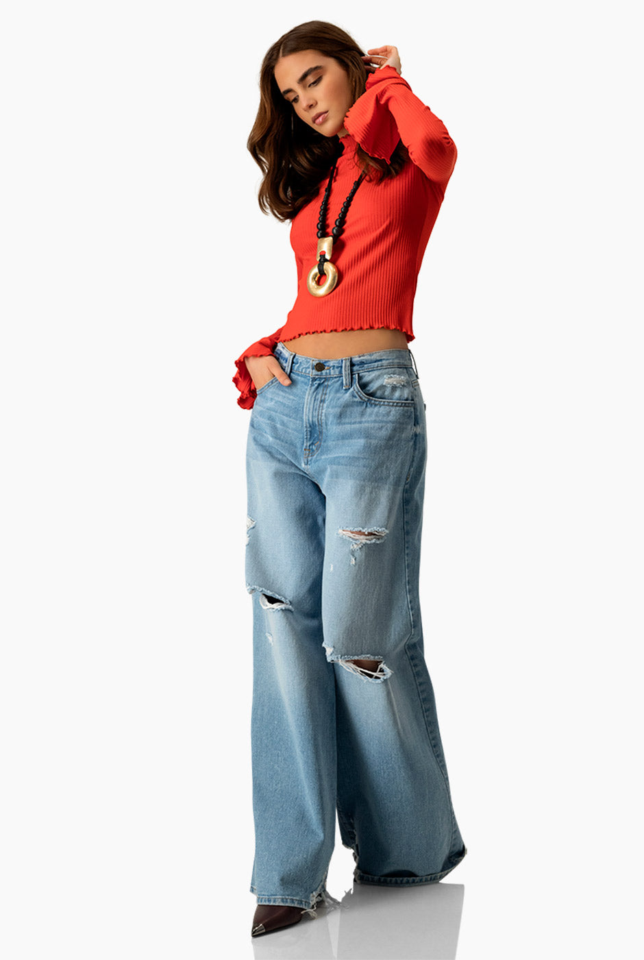 Blusa roja de cuello redondo con escarolas y mangas largas
