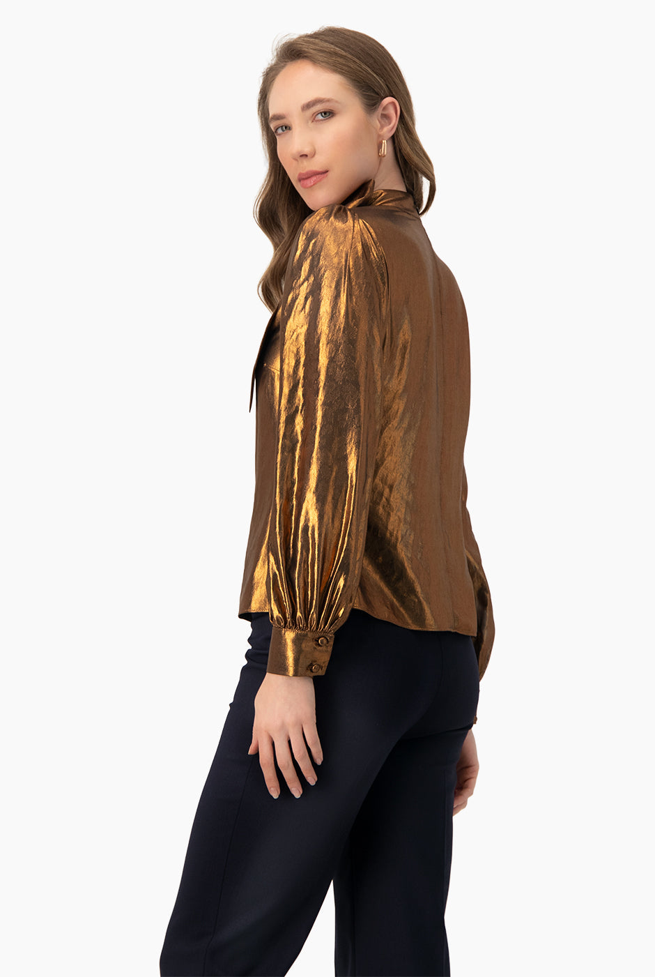 Blusa de cuello alto cobre con cintas y puños con botones