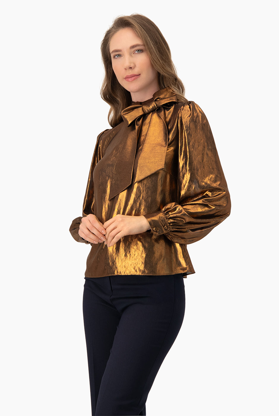 Blusa de cuello alto cobre con cintas y puños con botones
