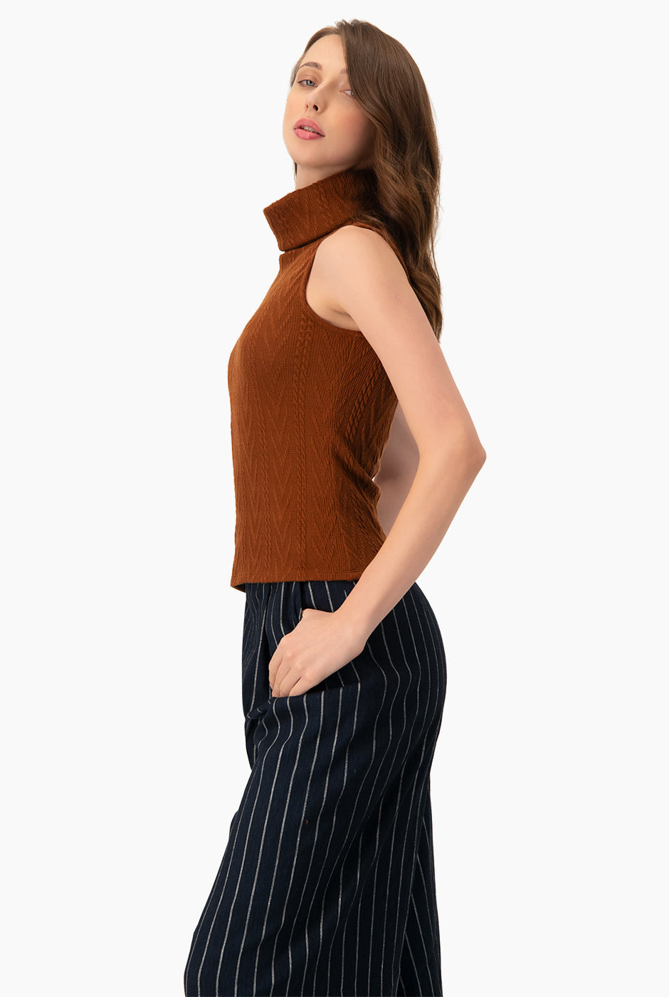 Top recto tejido café sin mangas, cuello alto