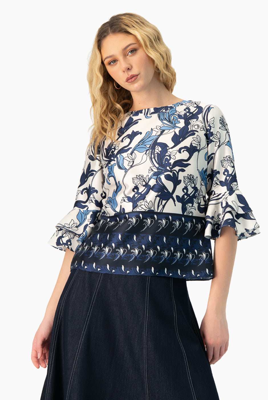 Blusa multicolor con mangas 3/4 y olanes, estampado floral