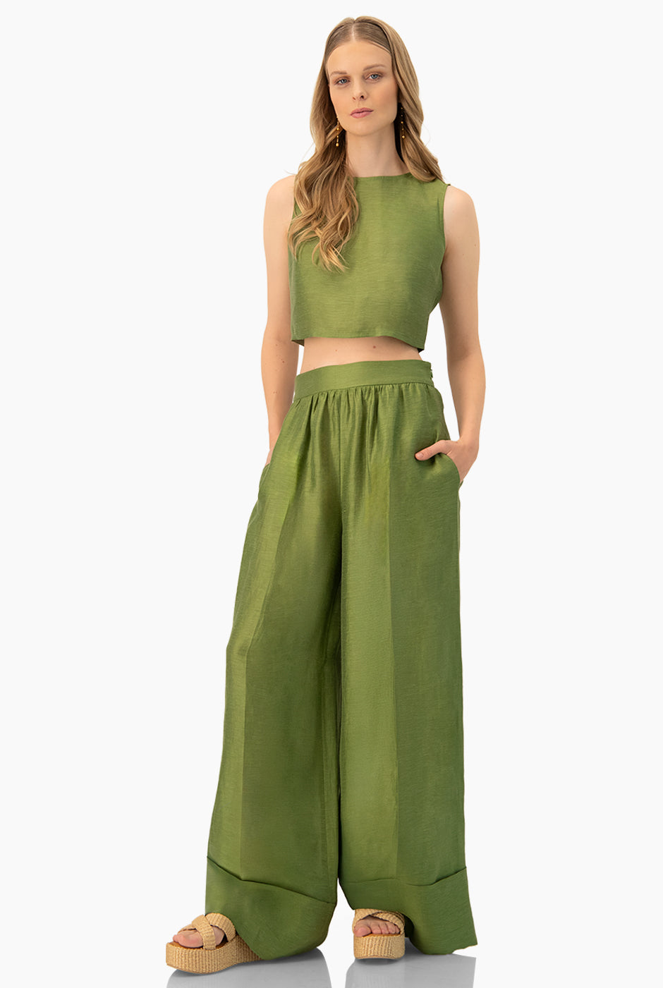 Blusa corta verde sin mangas con cuello redondo
