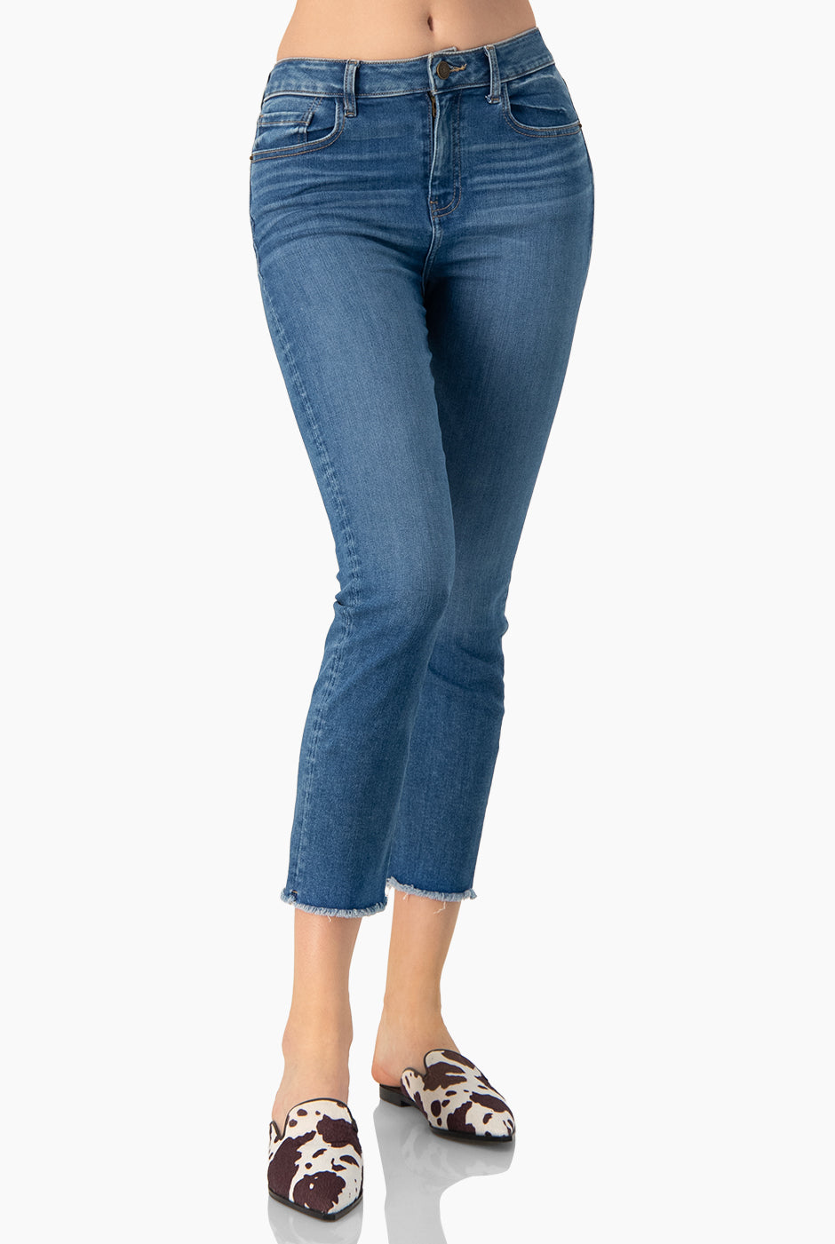 Jeans skinny azul con detalle deshilachado y bolsillos traseros.