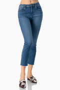 Jeans skinny azul con detalle deshilachado y bolsillos traseros.