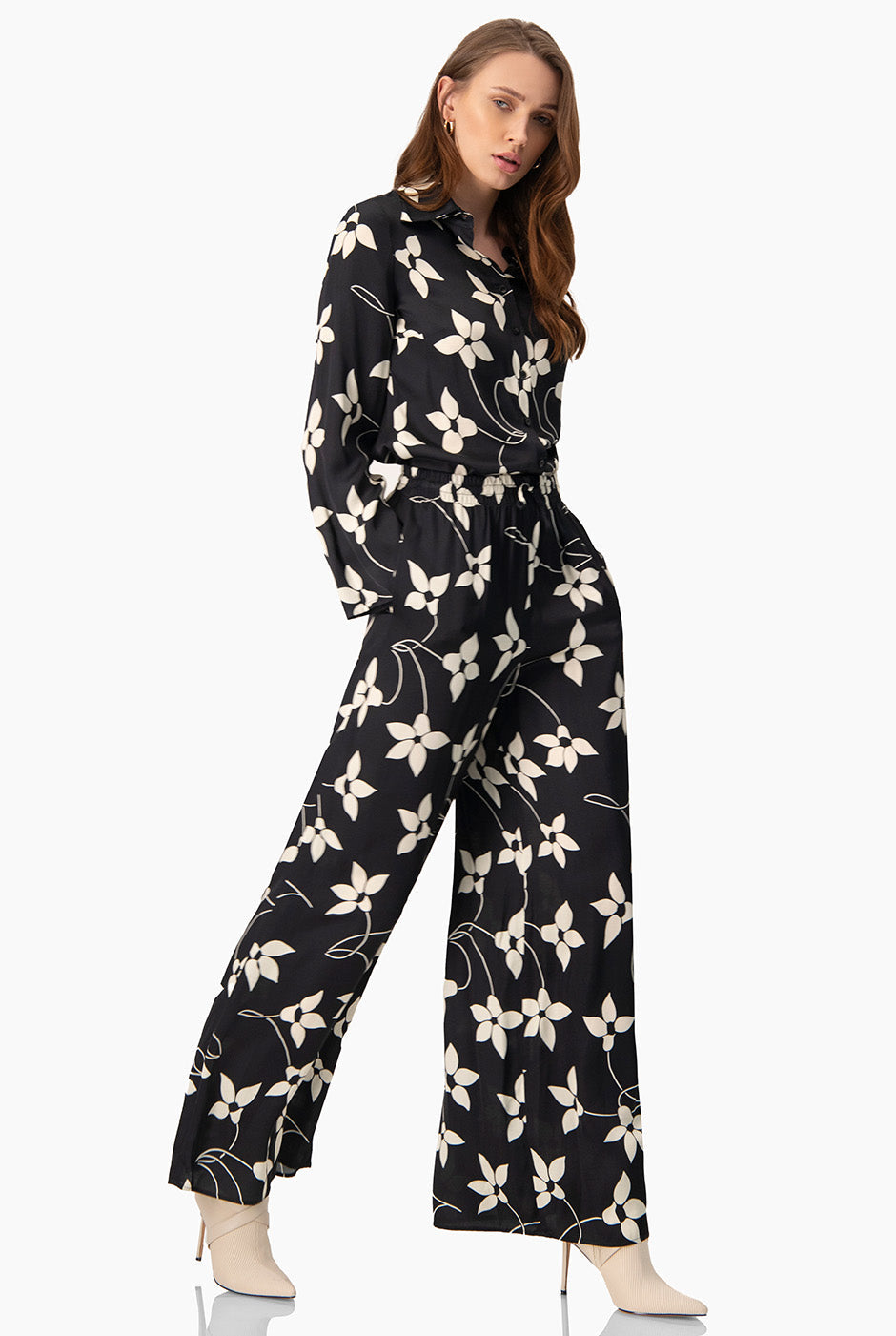 Pantalón amplio negro con estampado floral y bolsillos