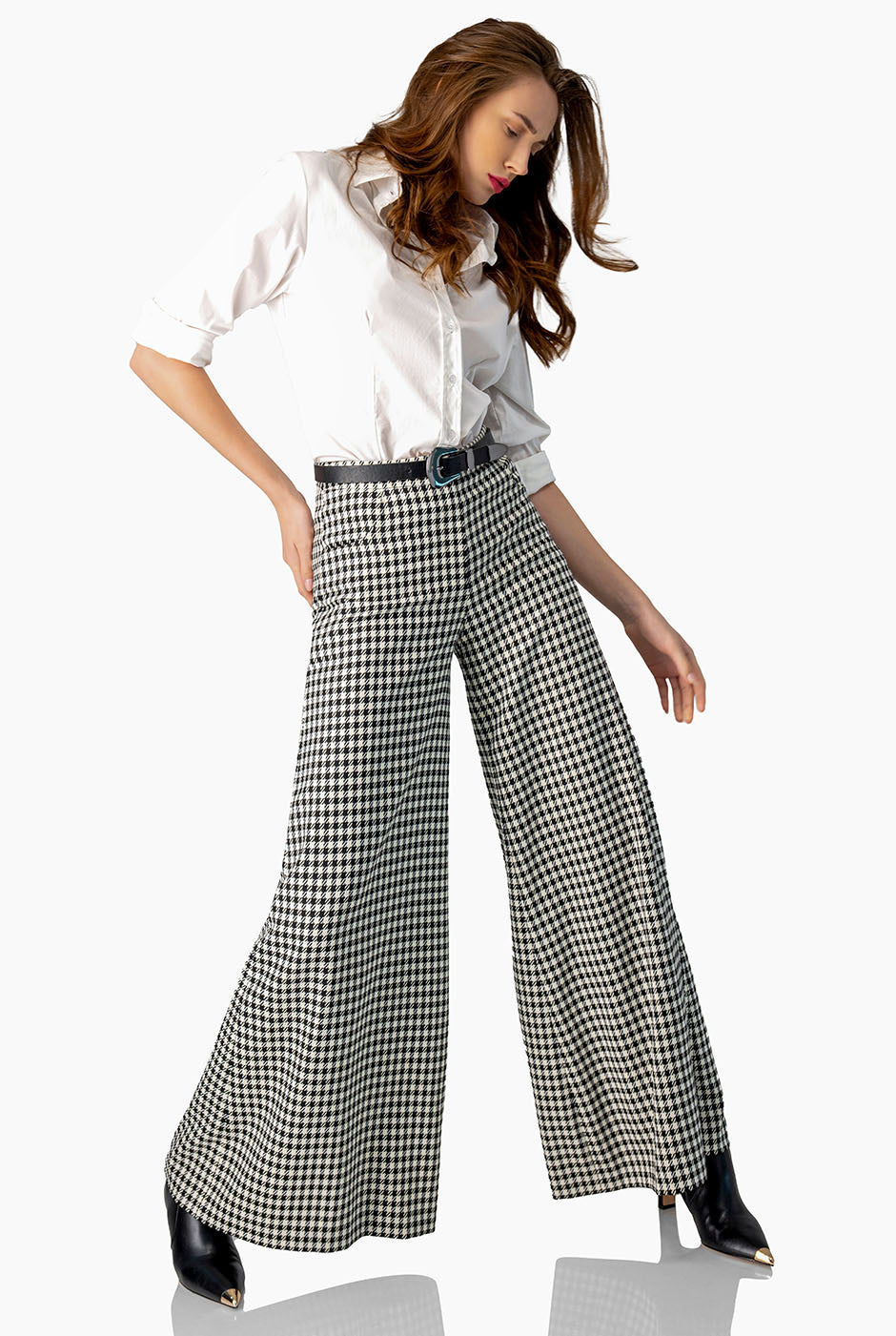 Pantalón estampado negro de pierna ancha con bolsillos
