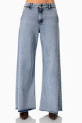 Jeans mom azul claro con bolsillos y dobladillo deshilachado