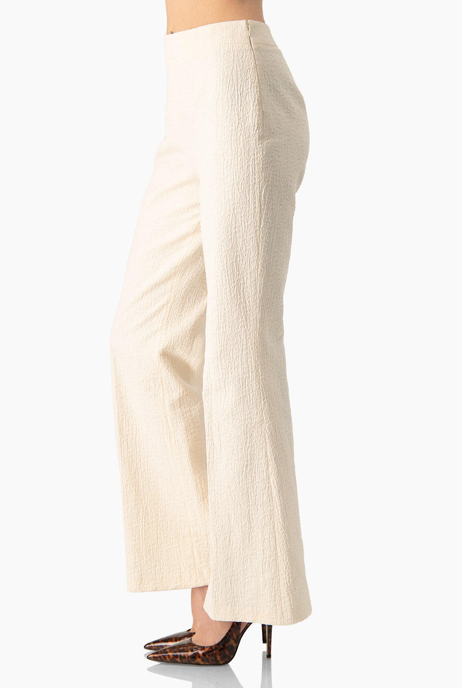 Pantalón recto natural con cierre lateral y textura arrugada