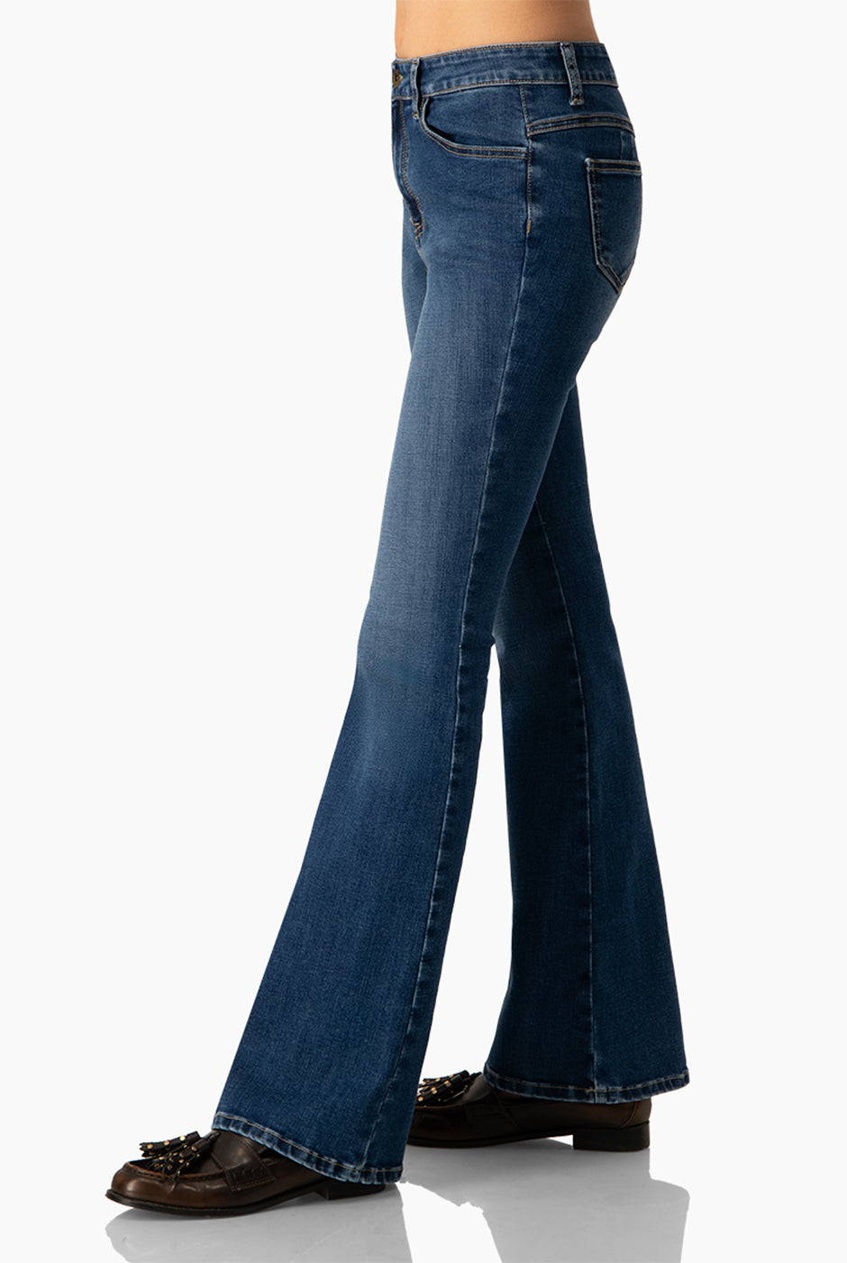 Jeans acampanados azul con botón y bolsillos de parche