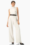 Jumpsuit marfil sin mangas con cinturón y botones frontales