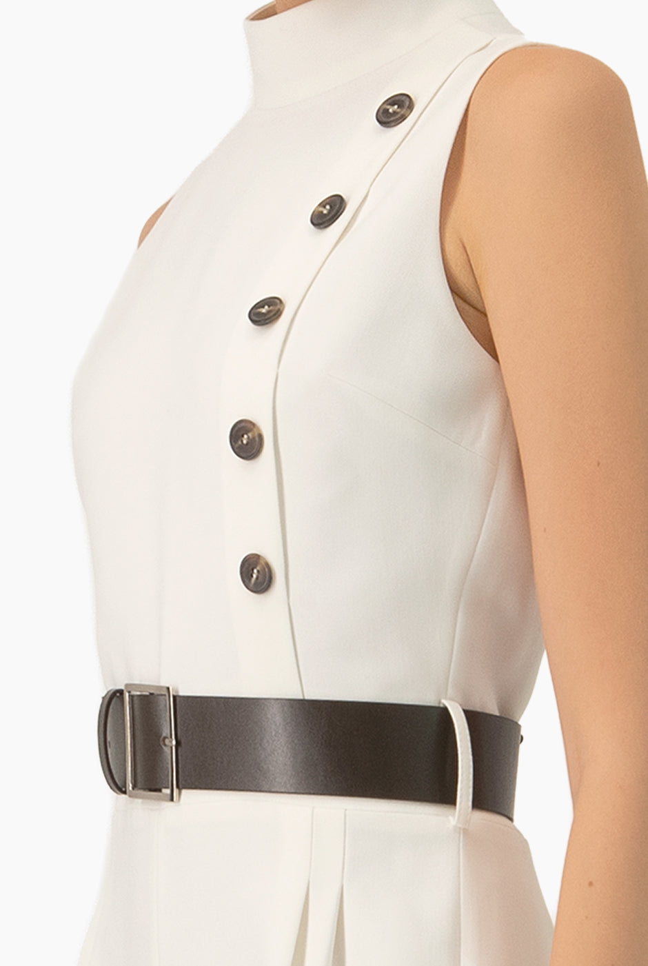 Jumpsuit marfil sin mangas con cinturón y botones frontales