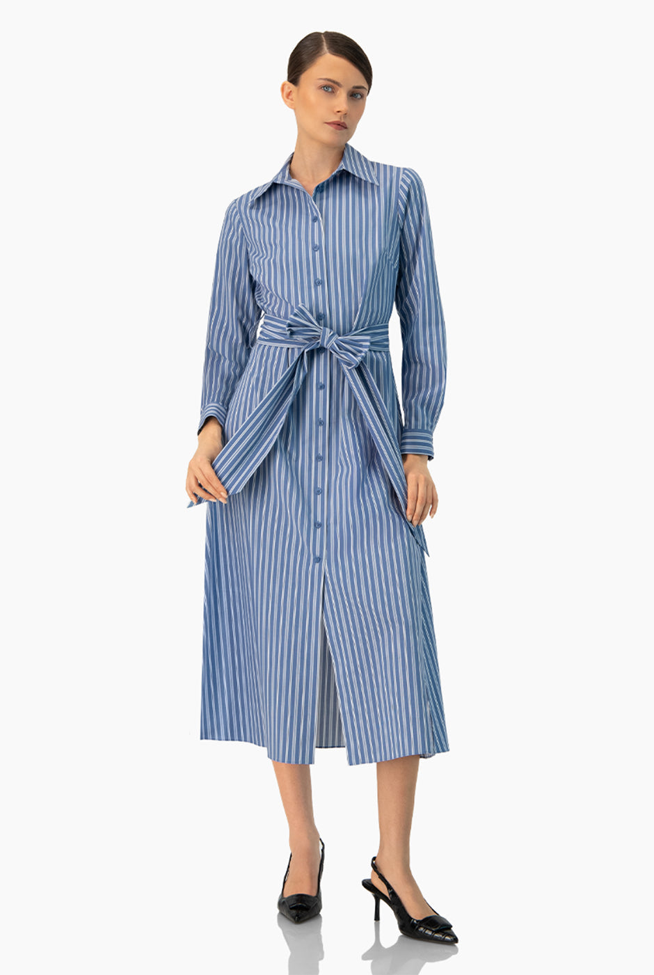 Vestido largo azul con rayas, manga larga y cinta en cintura
