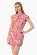Vestido corto tejido multicolor con escote de gota y olanes