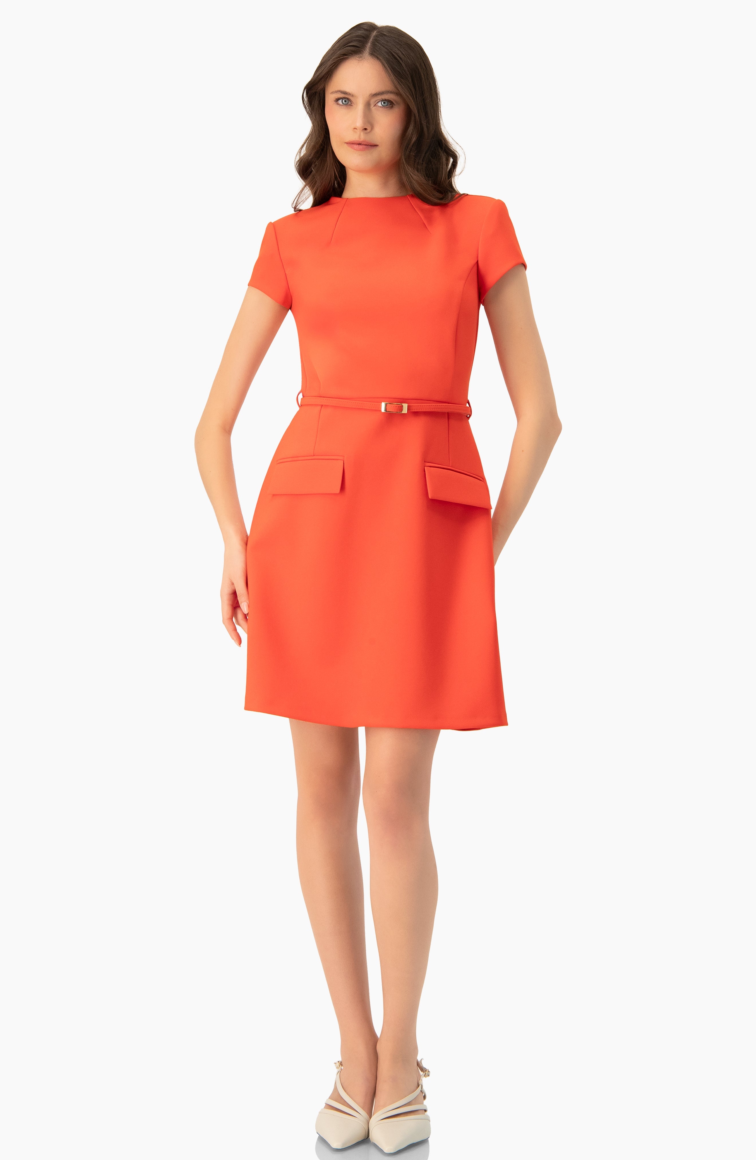 Vestido naranja corto con cuello alto y cinturón